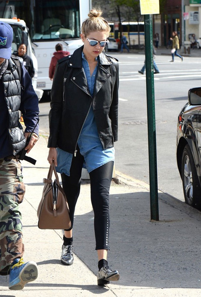 Đủ kiểu mix áo khoác da từ dàn thiên thần Victorias Secret