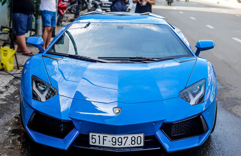 Siêu xe Aventador màu lạ độ cánh gió và mâm ở Sài Gòn