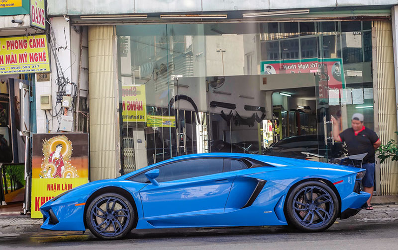 Siêu xe Aventador màu lạ độ cánh gió và mâm ở Sài Gòn