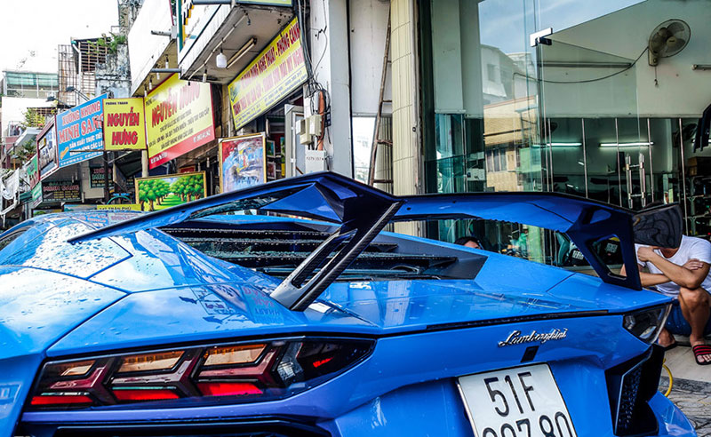 Siêu xe Aventador màu lạ độ cánh gió và mâm ở Sài Gòn