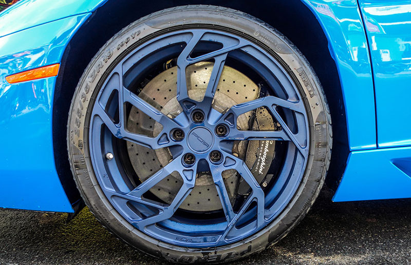 Siêu xe Aventador màu lạ độ cánh gió và mâm ở Sài Gòn