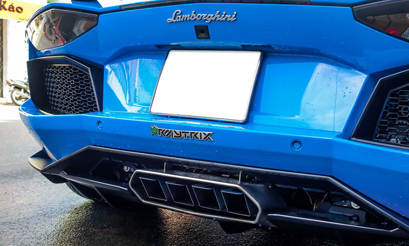 Siêu xe Aventador màu lạ độ cánh gió và mâm ở Sài Gòn