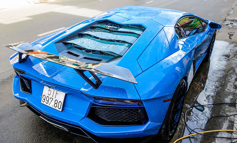 Siêu xe Aventador màu lạ độ cánh gió và mâm ở Sài Gòn