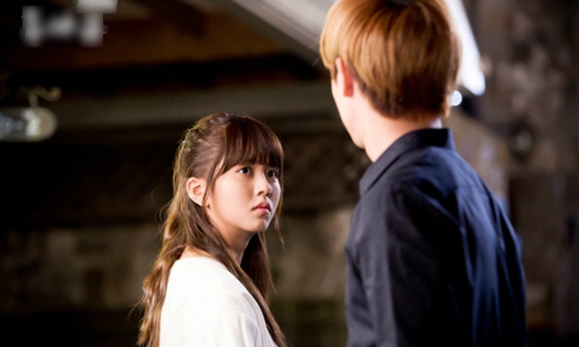 Bạn gái quy định yêu 1 tháng mới nắm tay nhưng vừa đá tôi, em đã ôm hôn người khác