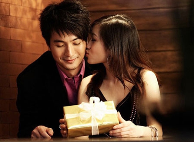 Bạn gái quy định yêu 1 tháng mới nắm tay nhưng vừa đá tôi, em đã ôm hôn người khác