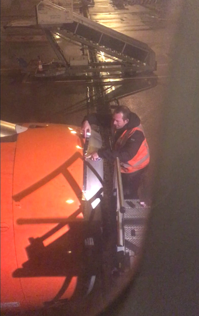 Hành khách hoảng hồn khi thấy máy bay được sửa bằng băng dính