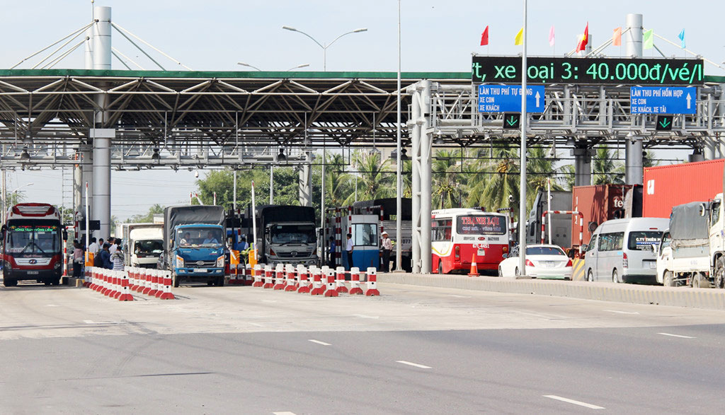 Thiếu tiền, tài xế bị giữ chứng minh nhân dân tại BOT Cai Lậy