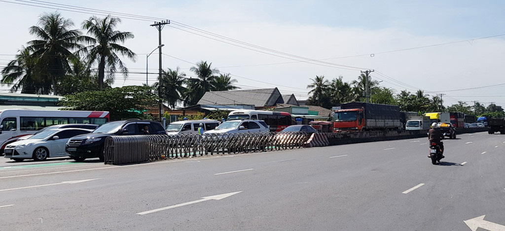 Thiếu tiền, tài xế bị giữ chứng minh nhân dân tại BOT Cai Lậy