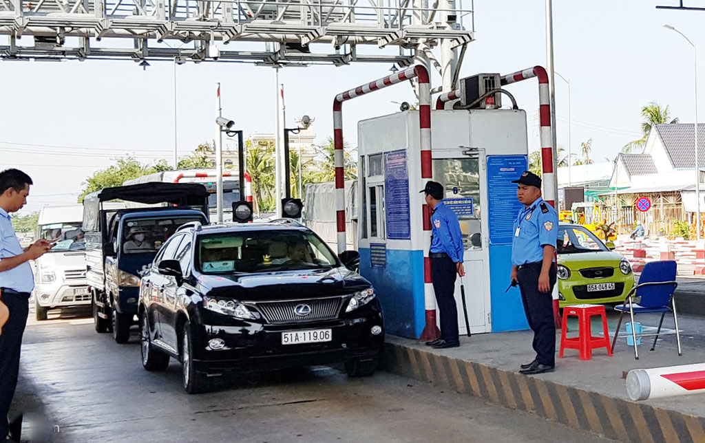 Thiếu tiền, tài xế bị giữ chứng minh nhân dân tại BOT Cai Lậy