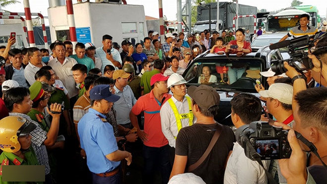 BOT Cai Lậy hỗn loạn, nhiều người quá khích bị áp giải