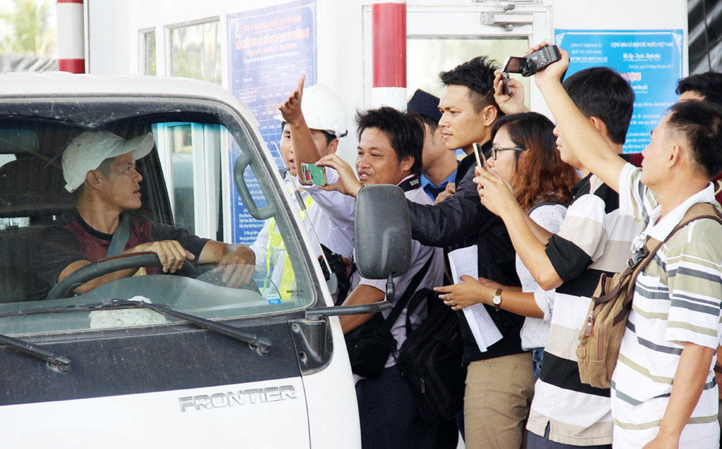 Thiếu tiền, tài xế bị giữ chứng minh nhân dân tại BOT Cai Lậy