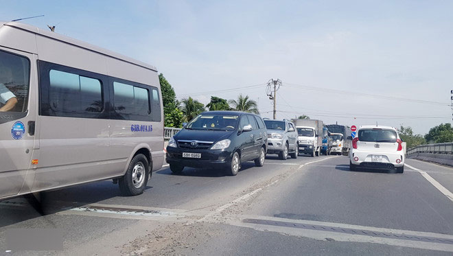 BOT Cai Lậy hỗn loạn, nhiều người quá khích bị áp giải