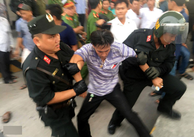 BOT Cai Lậy hỗn loạn, nhiều người quá khích bị áp giải