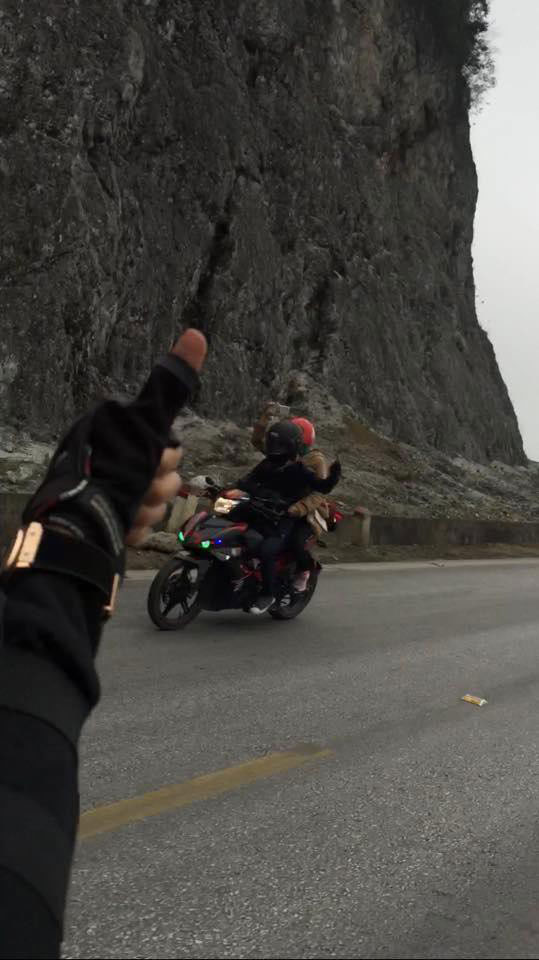 Tranh cãi về luật bất thành văn của dân phượt: Dù không quen cũng phải vẫy tay chào nhau khi đi đường?