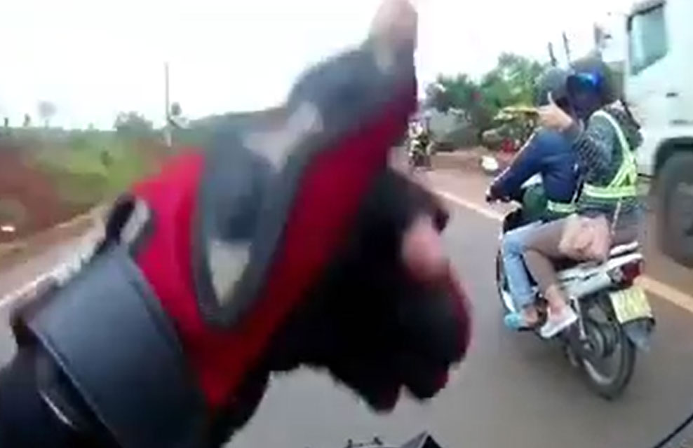 Tranh cãi về luật bất thành văn của dân phượt: Dù không quen cũng phải vẫy tay chào nhau khi đi đường?