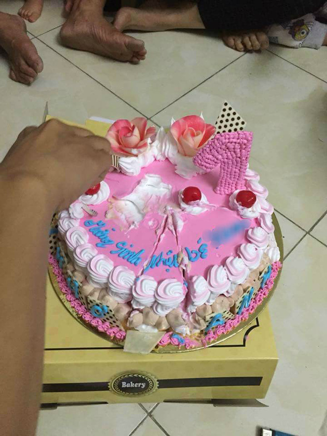 Bỏ 350 nghìn mua bánh sinh nhật hình khỉ, mẹ trẻ giận tím người nhận về chiếc bánh hình trâu khỏa thân