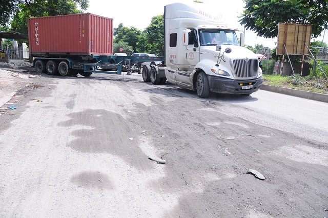 Cám cảnh những tuyến đường Hà Nội bị xe tàn phá nặng nề