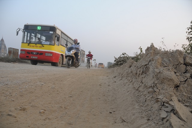 Cám cảnh những tuyến đường Hà Nội bị xe tàn phá nặng nề