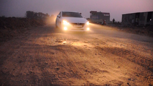 Cám cảnh những tuyến đường Hà Nội bị xe tàn phá nặng nề