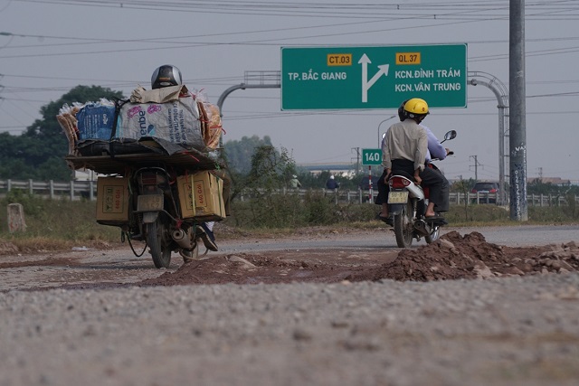 Cám cảnh những tuyến đường Hà Nội bị xe tàn phá nặng nề