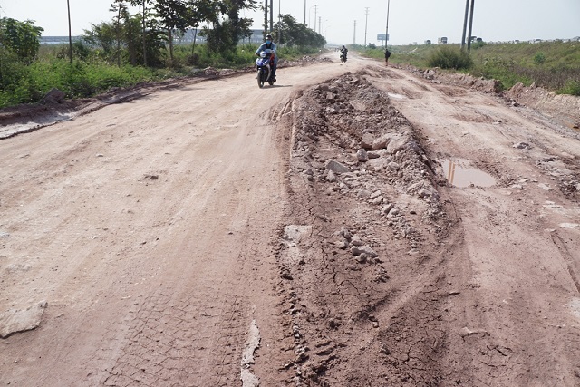 Cám cảnh những tuyến đường Hà Nội bị xe tàn phá nặng nề