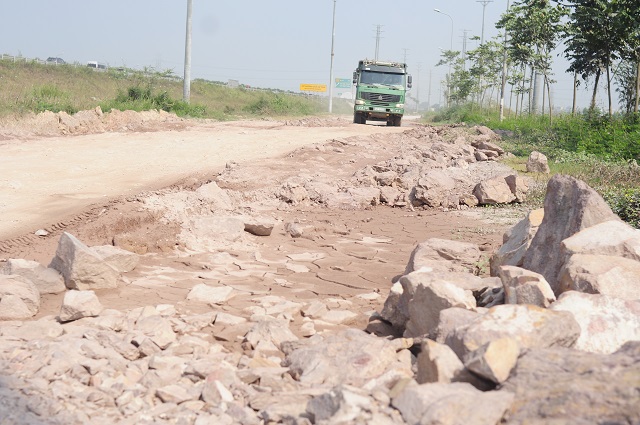 Cám cảnh những tuyến đường Hà Nội bị xe tàn phá nặng nề