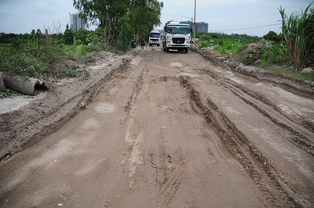 Cám cảnh những tuyến đường Hà Nội bị xe tàn phá nặng nề