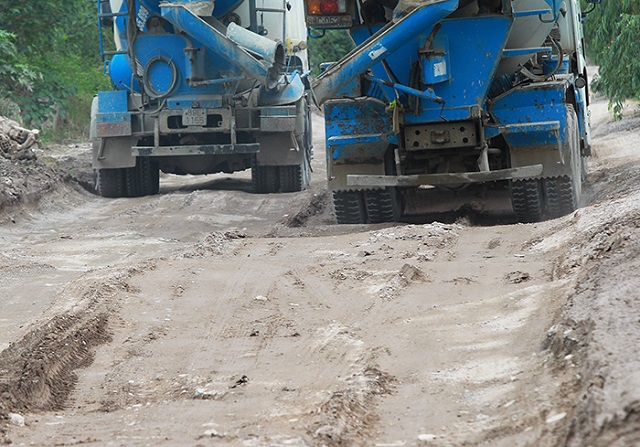 Cám cảnh những tuyến đường Hà Nội bị xe tàn phá nặng nề