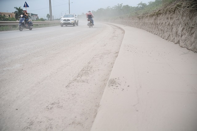 Cám cảnh những tuyến đường Hà Nội bị xe tàn phá nặng nề