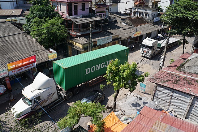 Cám cảnh những tuyến đường Hà Nội bị xe tàn phá nặng nề