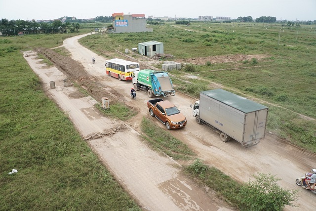 Cám cảnh những tuyến đường Hà Nội bị xe tàn phá nặng nề