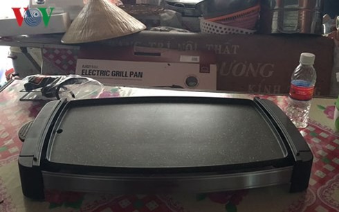 Công an thực nghiệm hiện trường vụ bé gái nghi bị gí sắt nóng vào người