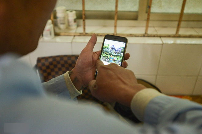 Người đàn ông nhiễm HIV sau một lần xăm hình