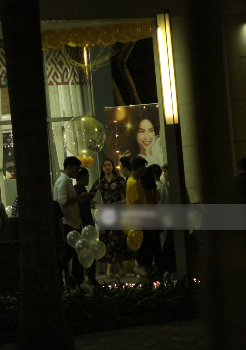 Vắng Kim Lý, Hà Hồ lẻ bóng dự tiệc sinh nhật muộn do bạn bè tổ chức