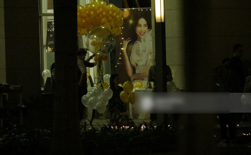 Vắng Kim Lý, Hà Hồ lẻ bóng dự tiệc sinh nhật muộn do bạn bè tổ chức