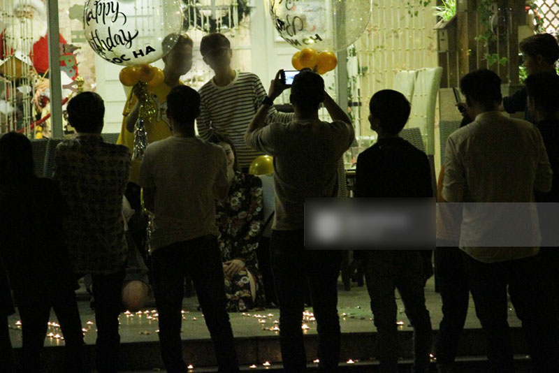 Vắng Kim Lý, Hà Hồ lẻ bóng dự tiệc sinh nhật muộn do bạn bè tổ chức