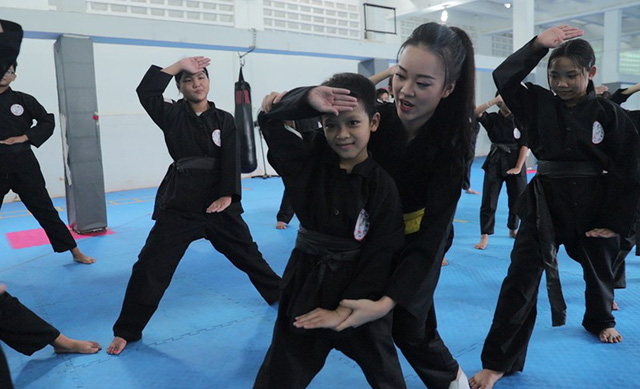 Nữ sinh phòng cháy chữa cháy xinh đẹp dạy võ cho trẻ em lang thang