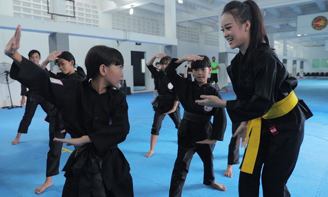 Nữ sinh phòng cháy chữa cháy xinh đẹp dạy võ cho trẻ em lang thang