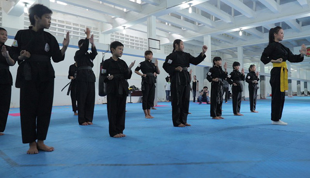 Nữ sinh phòng cháy chữa cháy xinh đẹp dạy võ cho trẻ em lang thang