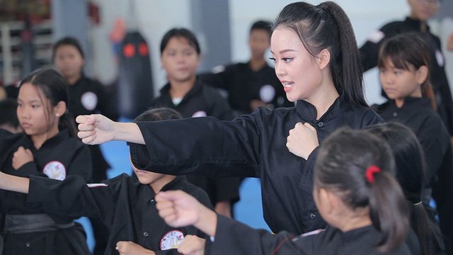 Nữ sinh phòng cháy chữa cháy xinh đẹp dạy võ cho trẻ em lang thang