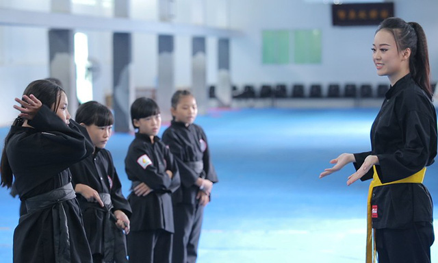 Nữ sinh phòng cháy chữa cháy xinh đẹp dạy võ cho trẻ em lang thang