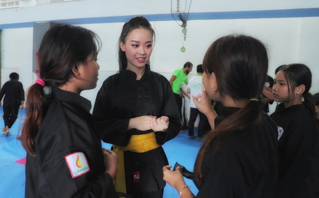 Nữ sinh phòng cháy chữa cháy xinh đẹp dạy võ cho trẻ em lang thang