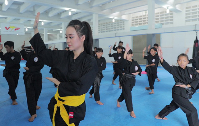 Nữ sinh phòng cháy chữa cháy xinh đẹp dạy võ cho trẻ em lang thang