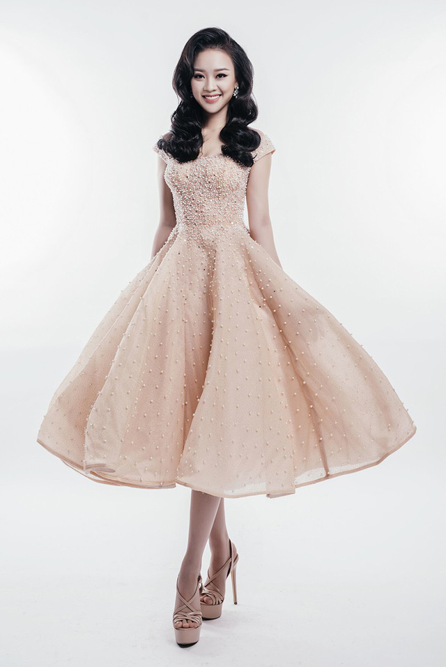 Nữ sinh phòng cháy chữa cháy xinh đẹp dạy võ cho trẻ em lang thang