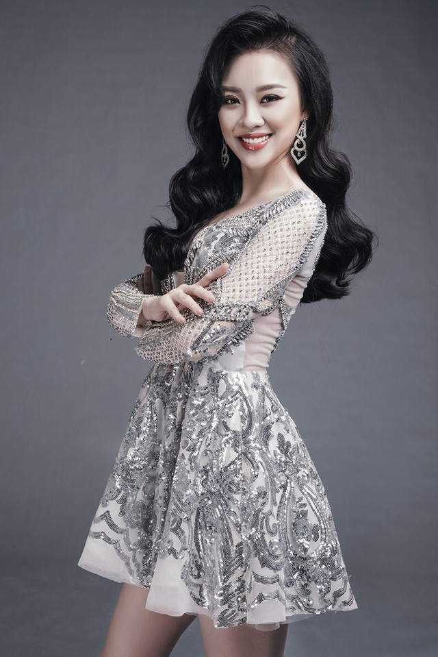 Nữ sinh phòng cháy chữa cháy xinh đẹp dạy võ cho trẻ em lang thang