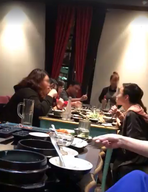 Clip: Hút thuốc trong phòng kín có trẻ em bị nhân viên nhà hàng nhắc nhở, người đàn ông còn lớn tiếng dọa nạt