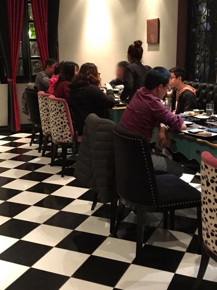 Clip: Hút thuốc trong phòng kín có trẻ em bị nhân viên nhà hàng nhắc nhở, người đàn ông còn lớn tiếng dọa nạt