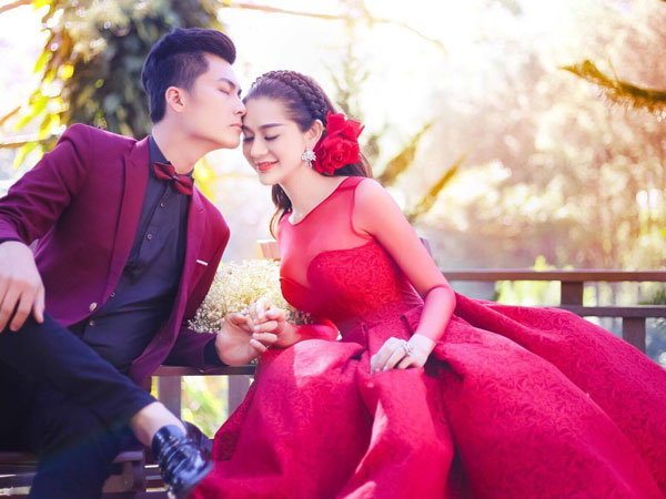 Hé lộ thiệp cưới giản dị của Lâm Khánh Chi và chồng kém 8 tuổi