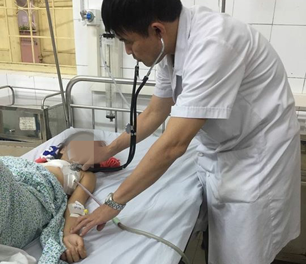 Mảnh kính vỡ ở trường học đâm thấu ngực bé gái 11 tuổi