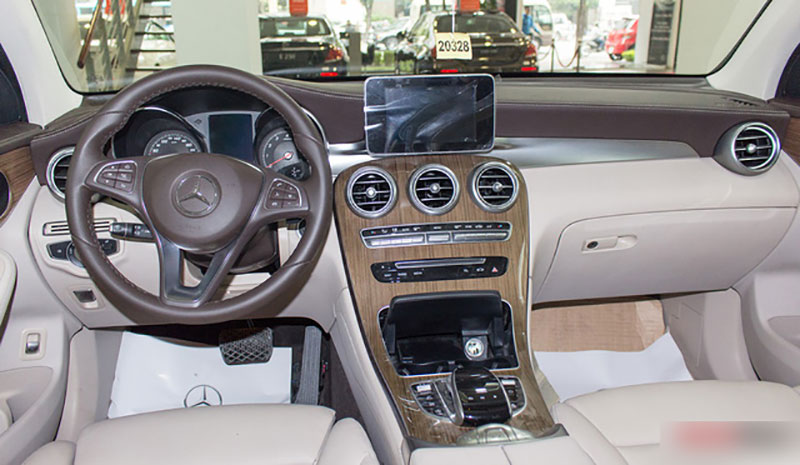 Diện kiến Mercedes GLC250 4MATIC màu độc nhất Việt Nam